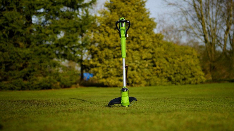 Fűszegélynyíró akkumulátoros Greenworks G24LT28 28 cm, 1.6 mm damil 2 ah akkumulátor és micro töltő